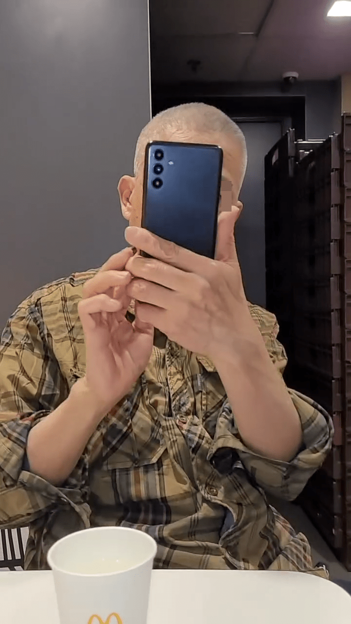 阿伯全程盯著樓主，並雙手舉起一部黑色智能電話，鏡頭正對樓主，似乎在進行攝錄。（圖片來源：jojojimsy＠Threads）