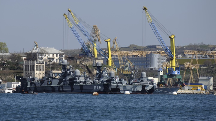 俄罗斯以位于克里米亚的黑海舰队基地遇袭为由，退出粮食出口协议。AP资料图片