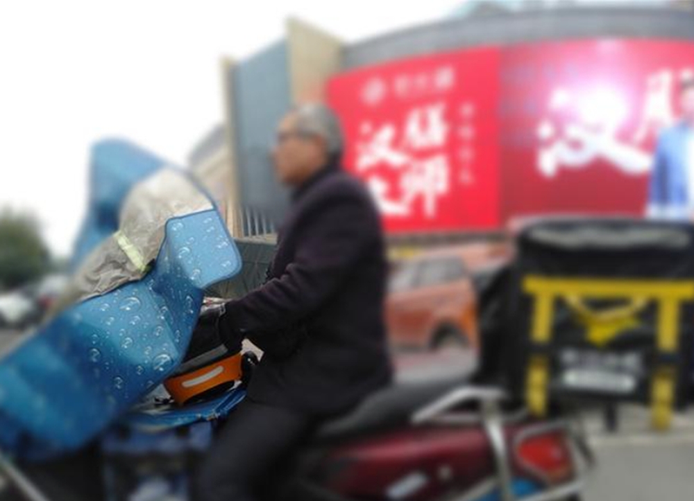 對於24歲兒子畢業3年無業呆在家，他感到非常無奈。