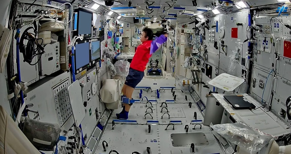 港产太空人黎家盈在空间站与两位拍档忙于进行各种科学实验。载人航天小喇叭