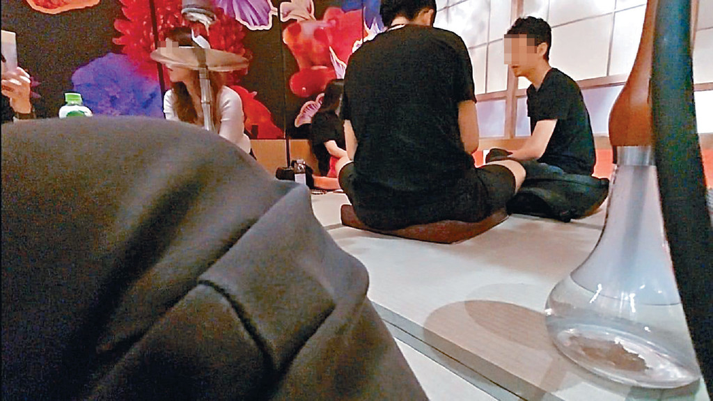 水煙私竇裝潢帶日本風，客人坐在榻榻米上吸食水煙。