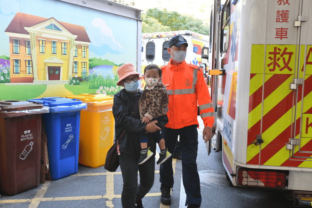 一名女途人及手抱男童轻伤送院。