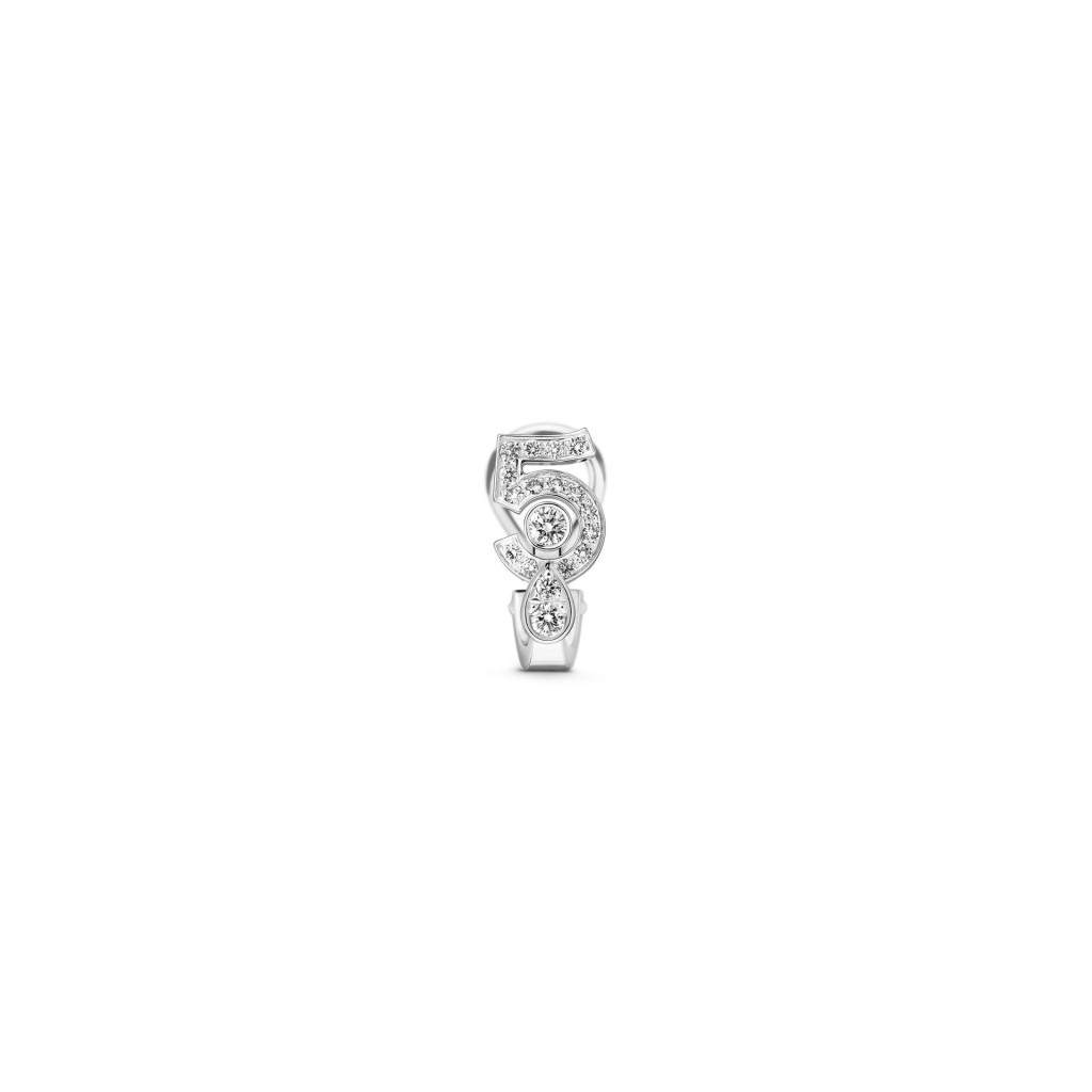 同系列18K白金鑽石單耳環/$33,200，數字5形態突出。