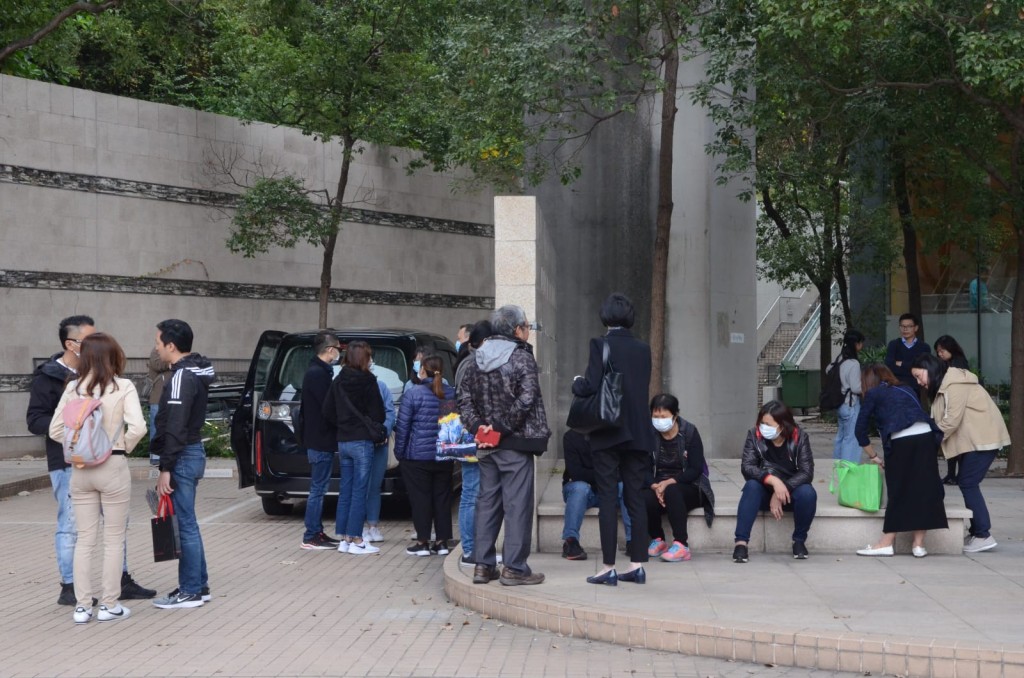 重案组警員、葵青民政處及社署等派員到場協助。