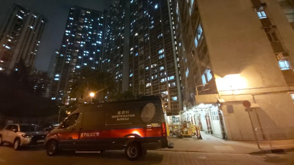 鑑證科派出「CSI(罪案現場勘查)流動實驗室」到場進行檢測工作。 鑑證科派出「CSI(罪案現場勘查)流動實驗室」到場進行檢測工作。