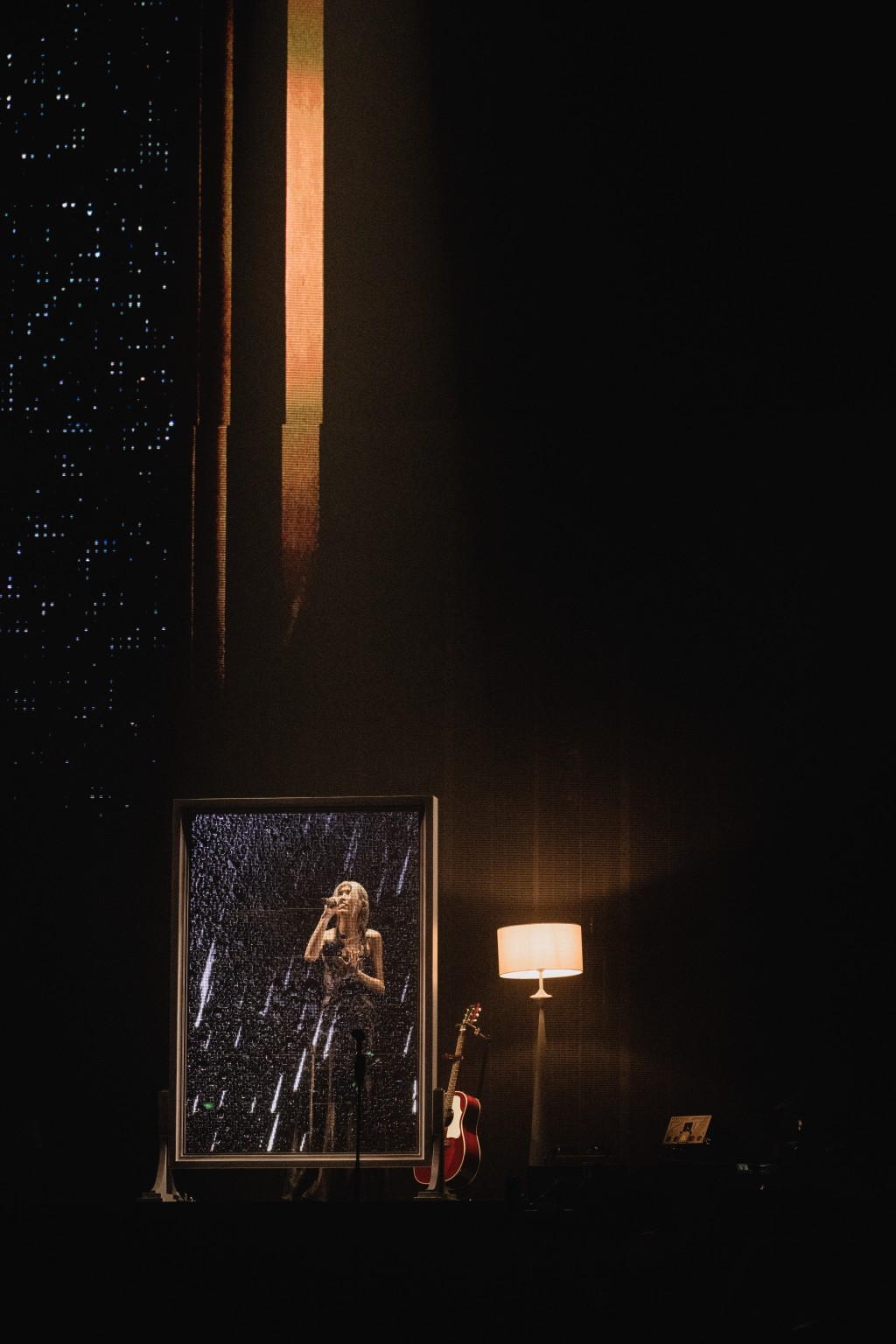 陈蕾站在彷如受尽雨水击打的镜子前唱出《当我迷失时听著的歌》。