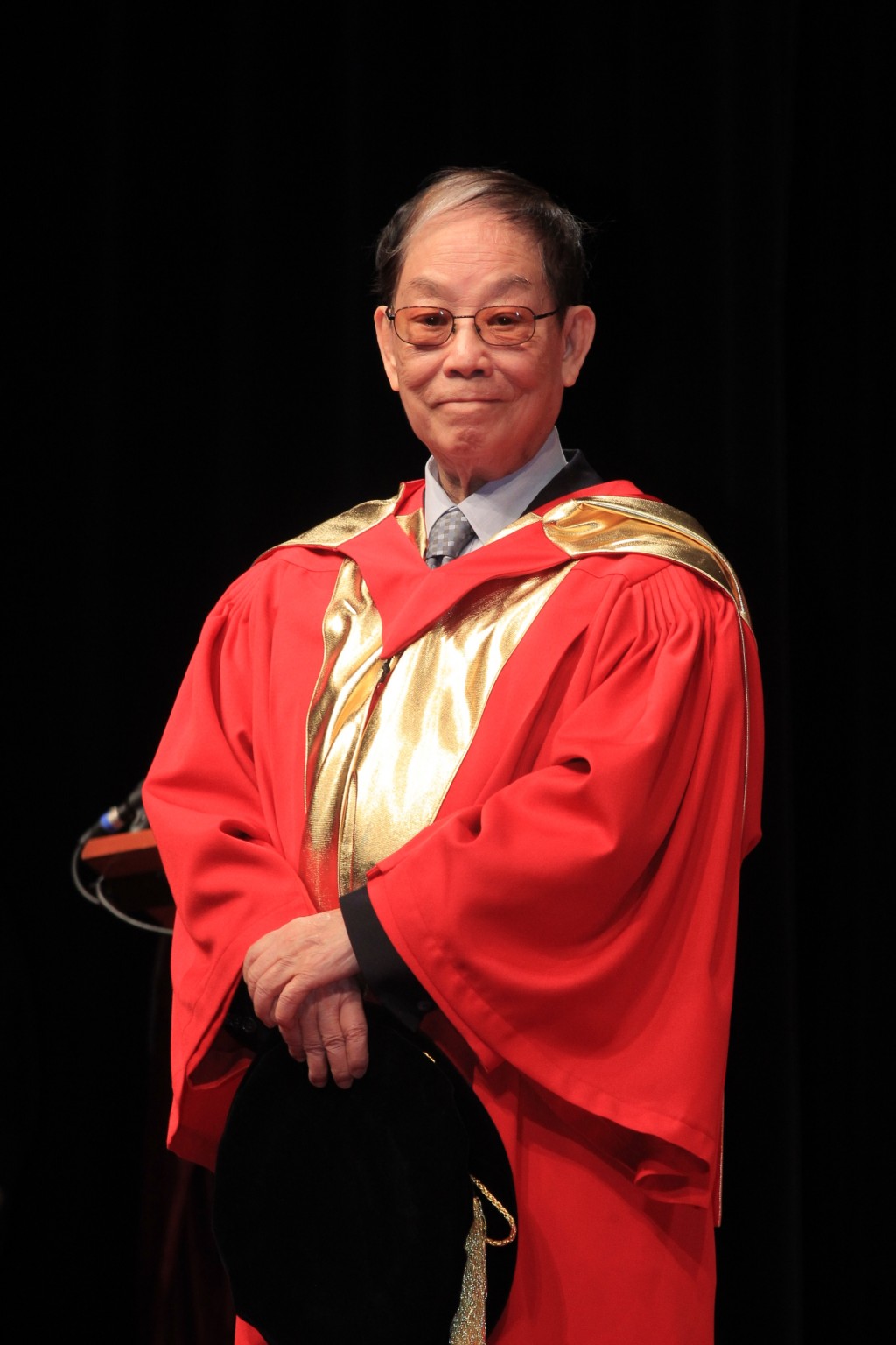 2014年中大第77屆大會榮譽博士學位頒授典禮，顧嘉煇獲頒授榮譽博士學位。