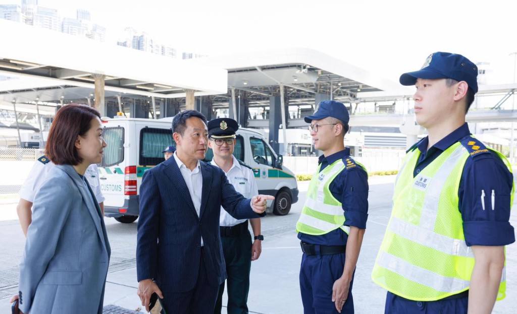 海關關長陳子達及署理副關長(管制及執法)蔣依莉到香園圍了解情況。香港海關FB圖片