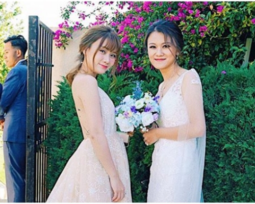 譚杏藍(左)的家姐美國舉行婚禮。網圖
