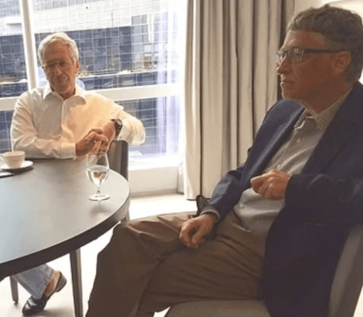 据报，美国司法部于周五（30日）公开超过300万页与已故“淫魔富豪”爱泼斯坦案相关的档案文件，包括爱泼斯坦与盖茨的同场照片。