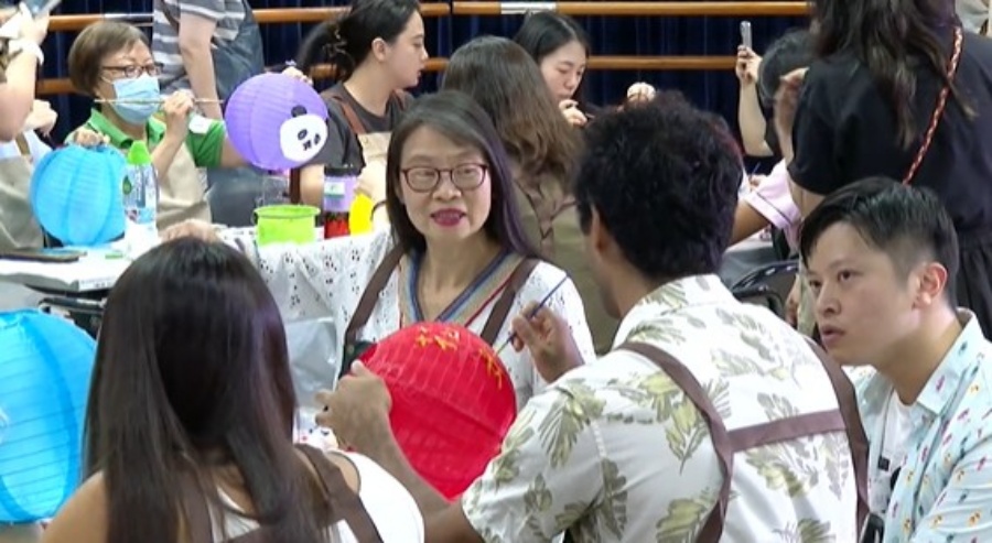來港人才透過義工活動練習廣東話、了解社區，相信對他們落戶香港很有幫助。政府新聞網圖片