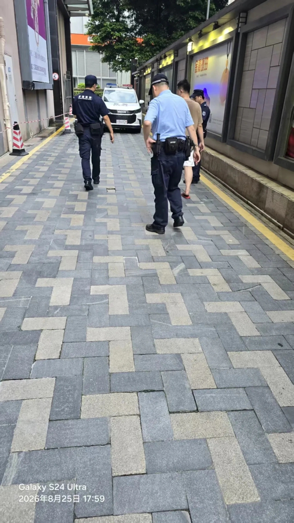 失主在民警陪同下趕到,經核對閉路電視確認無誤後,金塊順利歸還。 失主在民警陪同下趕到,經核對閉路電視確認無誤後,金塊順利歸還。