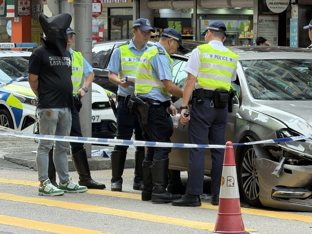 肇事灰色私家車司機蒙頭反鎖講述事發經過。梁國峰攝