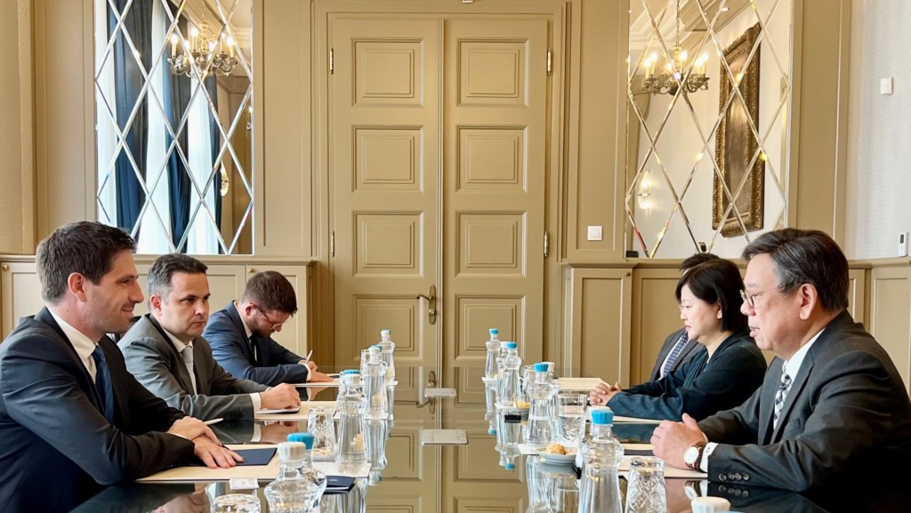 商務及經濟發展局局長丘應樺（右一）在匈牙利布達佩斯與匈牙利外交與對外經濟部副部長馬加兒．李文德（左一）會面，了解匈牙利的經濟發展。