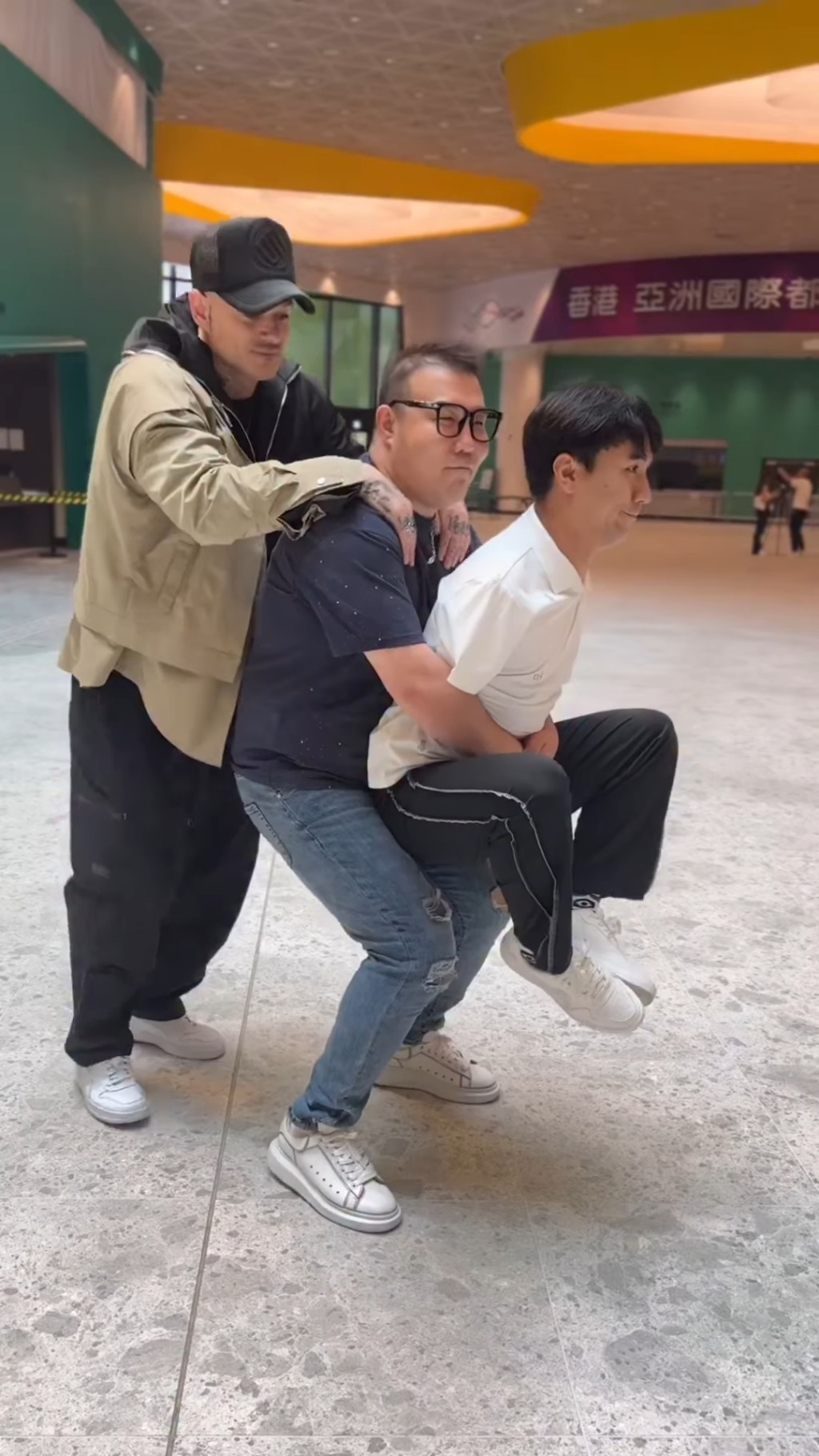李金凱因為參加《中年好聲音3》結識到很多朋友,當中與劉洋最友好。 李金凱因為參加《中年好聲音3》結識到很多朋友,當中與劉洋最友好。