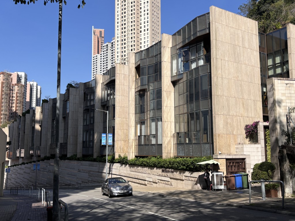 跑马地蓝塘道23至39号洋房以逾4.47亿成交，呎价达4.86万。