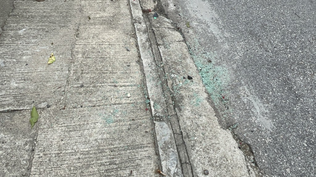 現場遺下汽車碎片。楊偉亨攝 現場遺下汽車碎片。楊偉亨攝