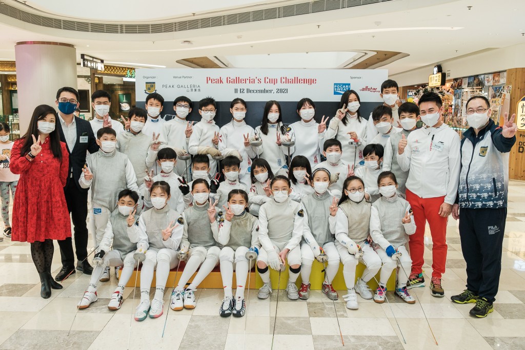 香港劍擊學校今舉行精英運動員培訓隊伍成立啟動禮，該校校長黃贊(右一)聯同港劍隊名宿李忠民(右二)出席。相片由香港劍擊學校提供