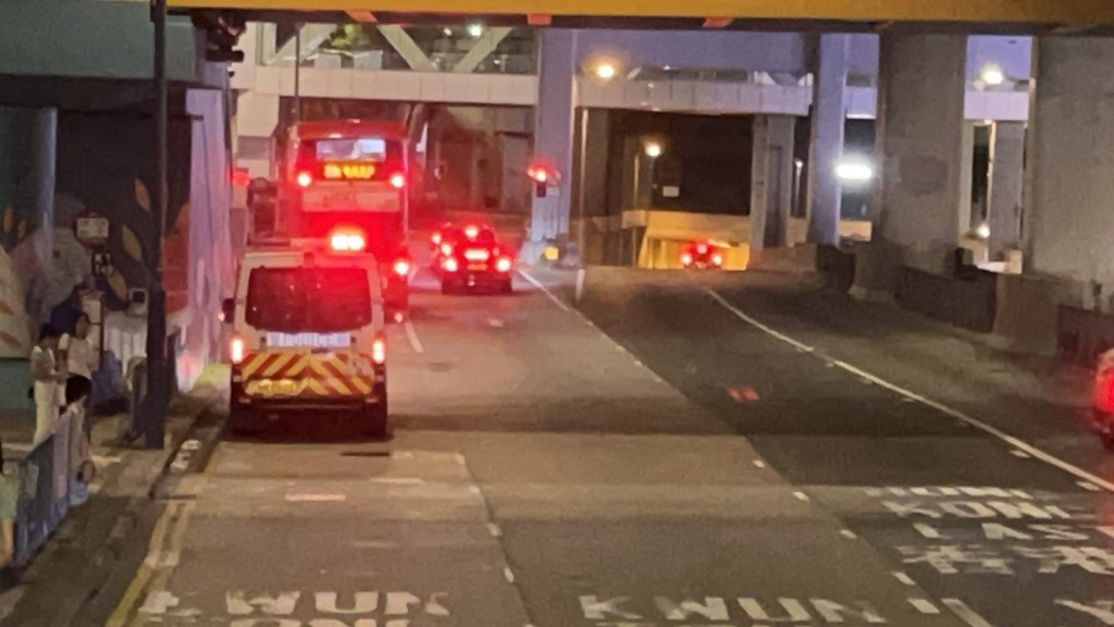 在觀塘道擺放兩輛警車視察，偵察察通緝車輛行蹤。蔡楚輝攝