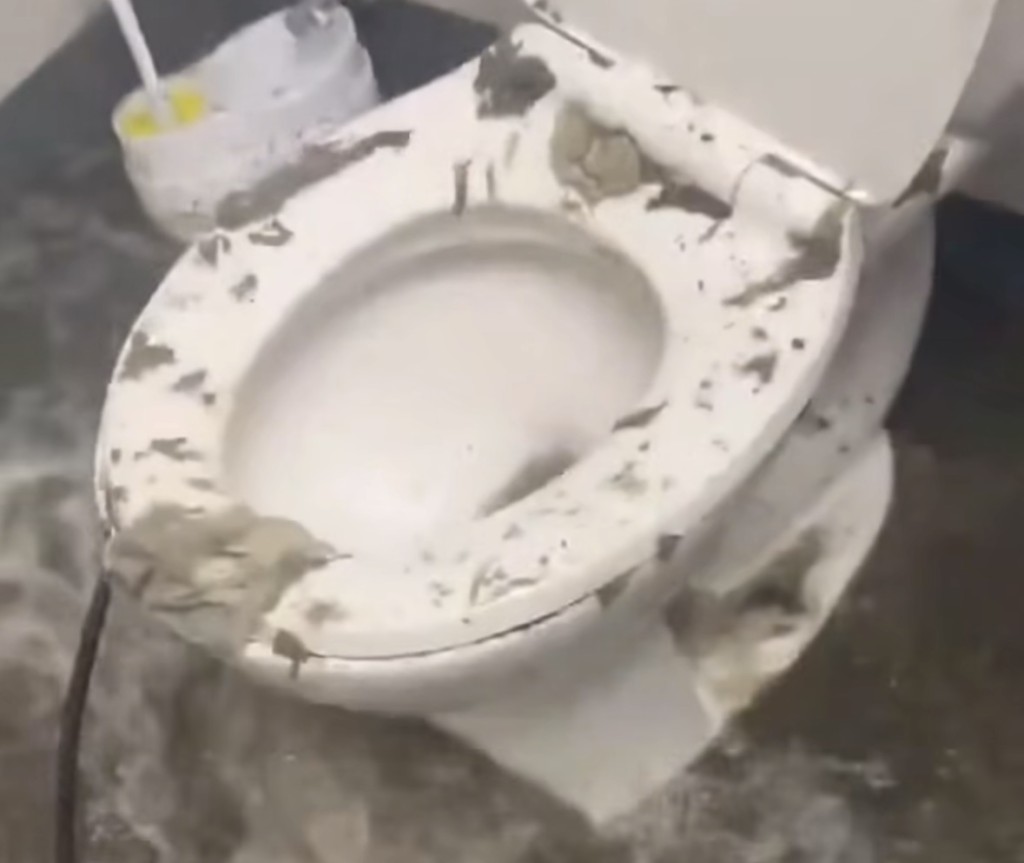 深棕色的污水不斷從馬桶及管線接口噴射而出。(Facebook@美式河蟹館)