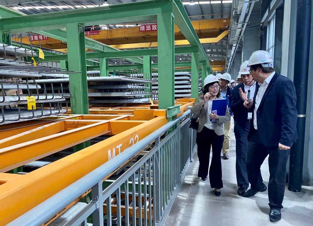 甯汉豪在珠海参观中建海龙科技有限公司的厂房。政府新闻处