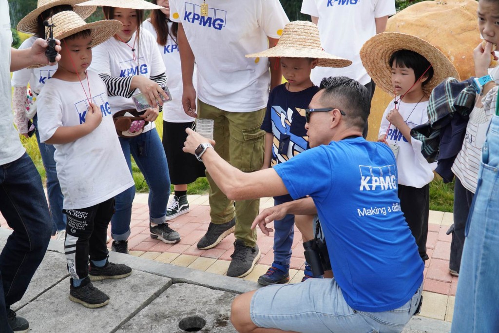 彭富強身體力行，親身到萬綠湖旁的村莊，為當地農民解決污水問題。