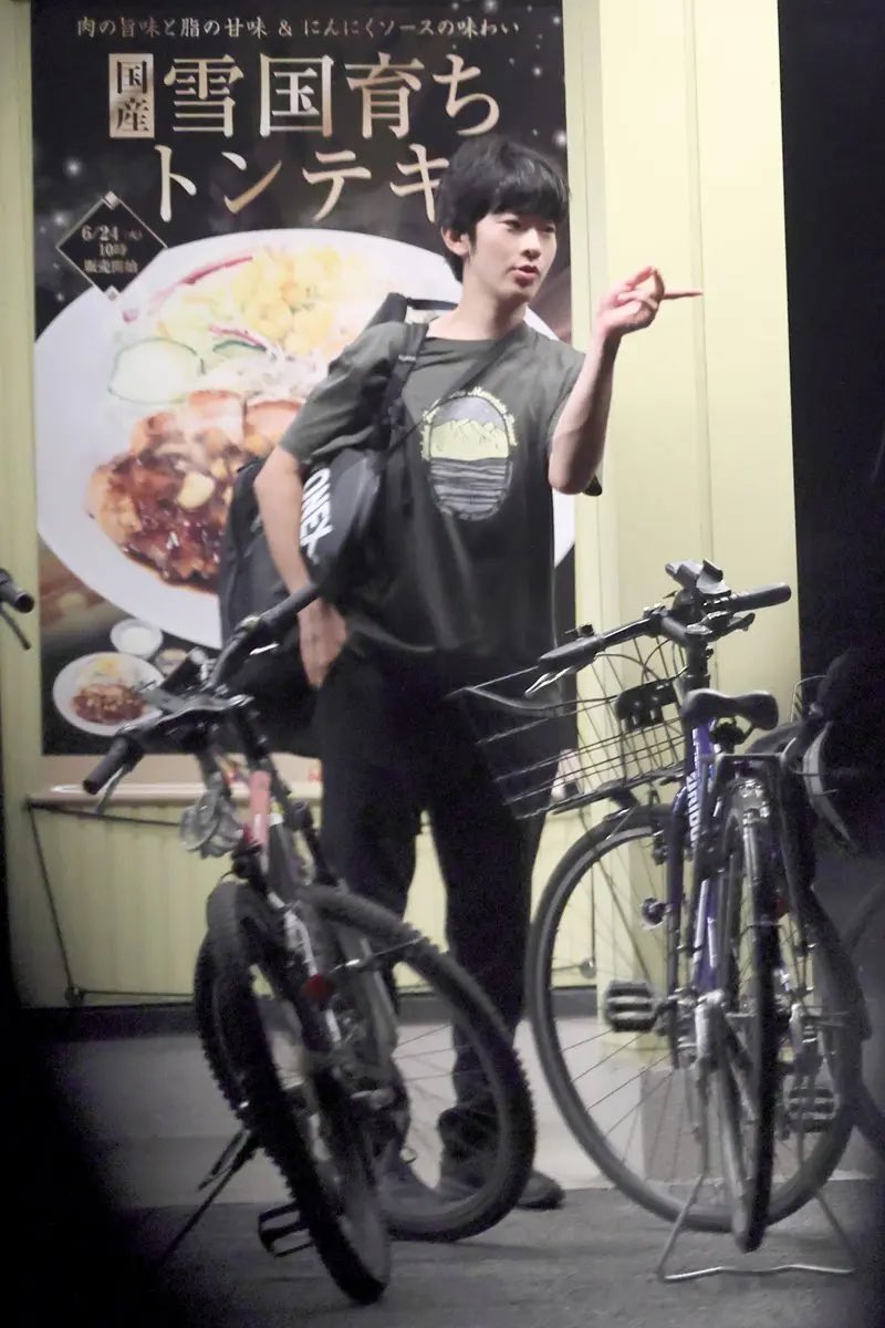 悠仁親王騎單車車前往用餐。X/@yoittia 悠仁親王騎單車車前往用餐。X/@yoittia