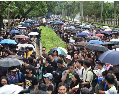 示威者佔用馬路。