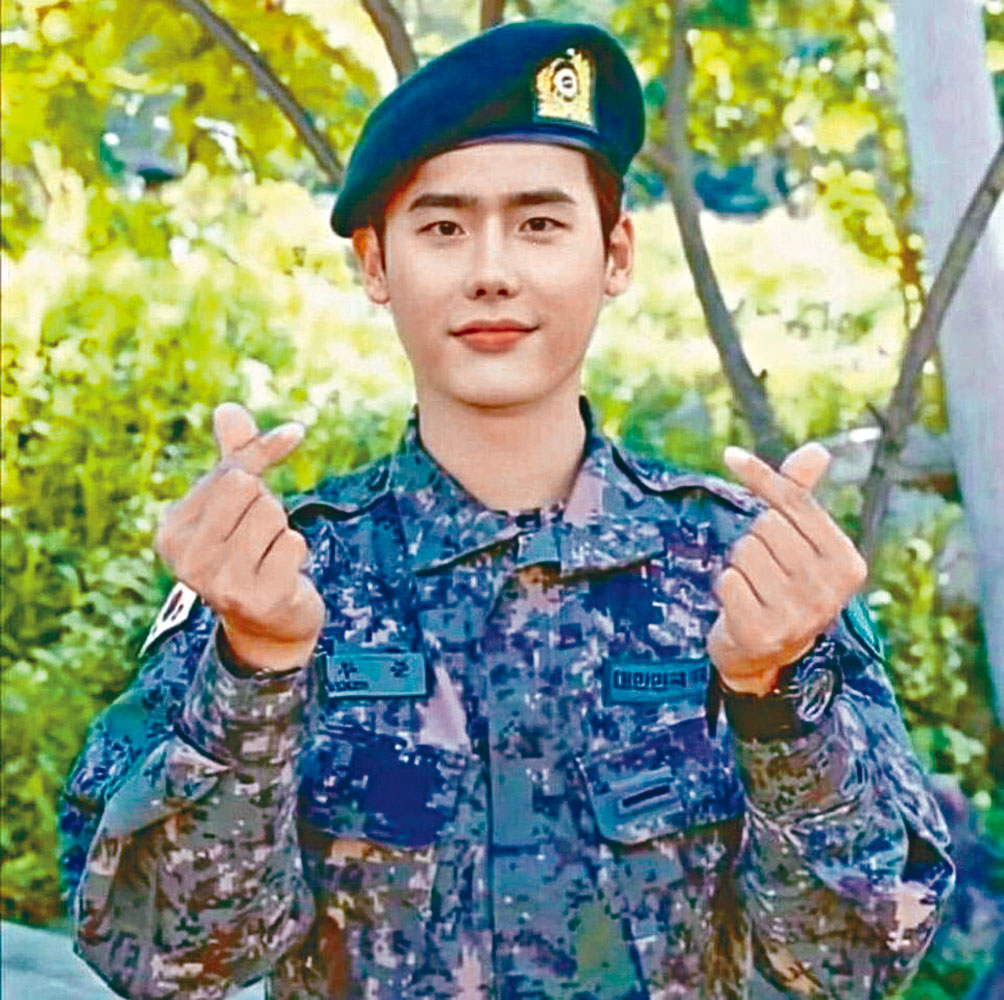 ■李鍾碩昨日正式服滿兵役退伍。