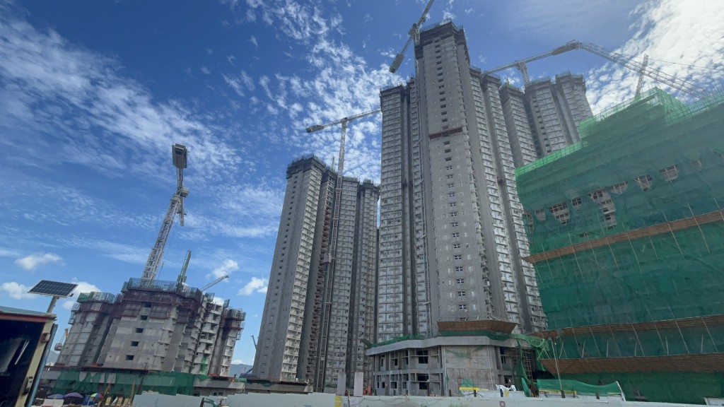 勞工處亦運用科技提升前線人員的執法效率，包括使用小型無人機進行航拍及攝錄，以遙距監察塔式起重機操作。