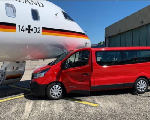 客貨車直撞德國總理默克爾專機 。網上圖片