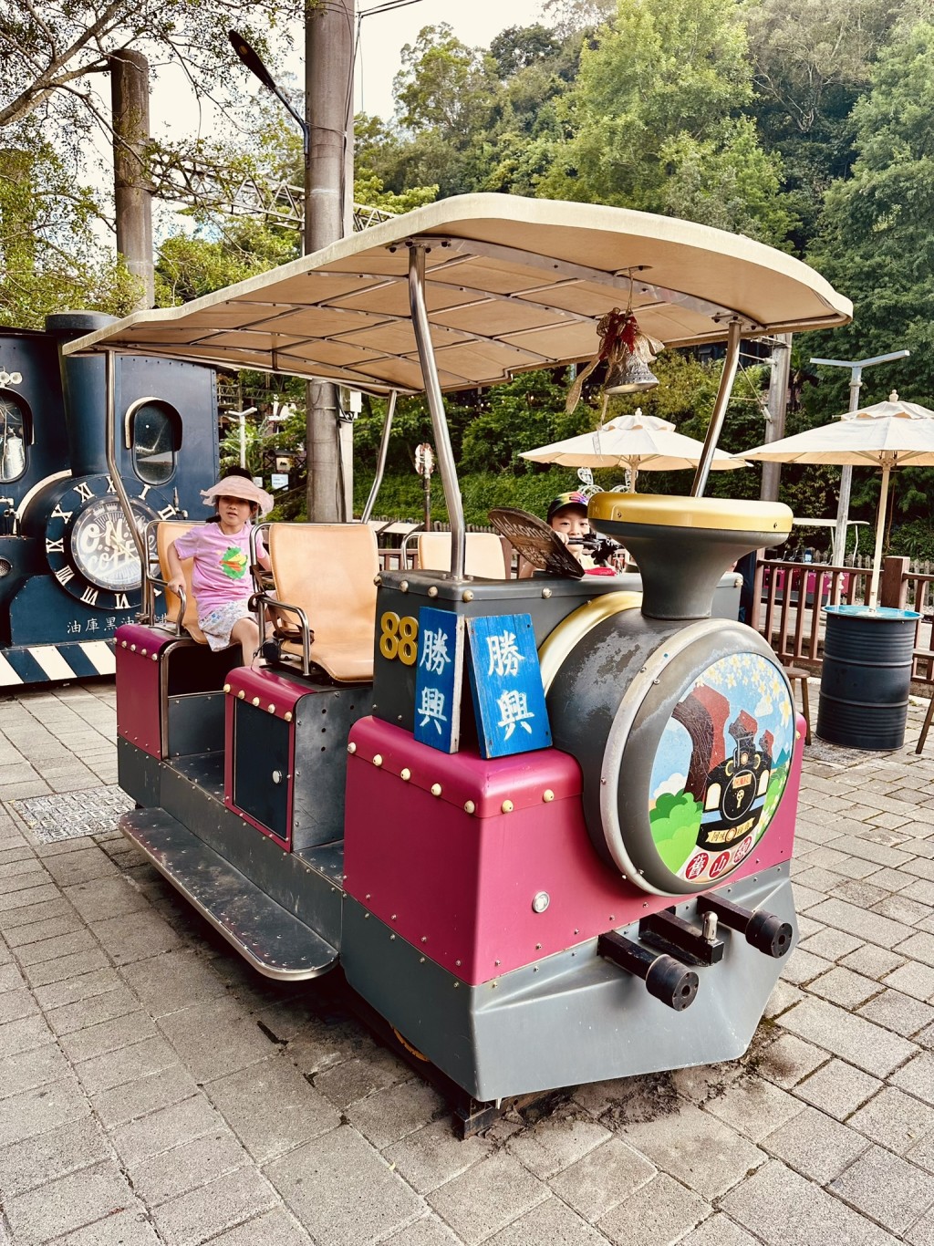 勝興車站位於苗栗縣,來這裏遊覽百年古街,兼搭乘鐵道自行車穿梭山林之間。(圖片來源:《親子王》) 勝興車站位於苗栗縣,來這裏遊覽百年古街,兼搭乘鐵道自行車穿梭山林之間。(圖片來源:《親子王》)