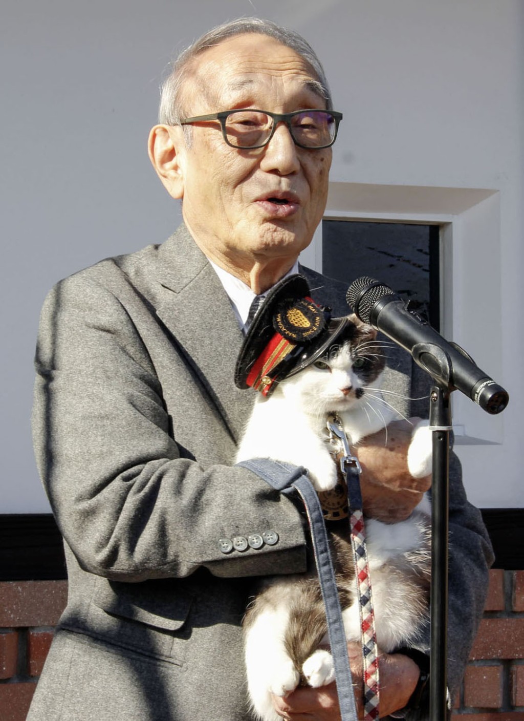 和歌山電鐵社長小嶋光信抱着「四代玉」。 路透社