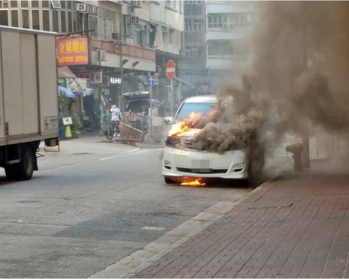 旺角一輛白色7人車自焚。FB群組「馬路的事討論區」Bosco Chu圖片