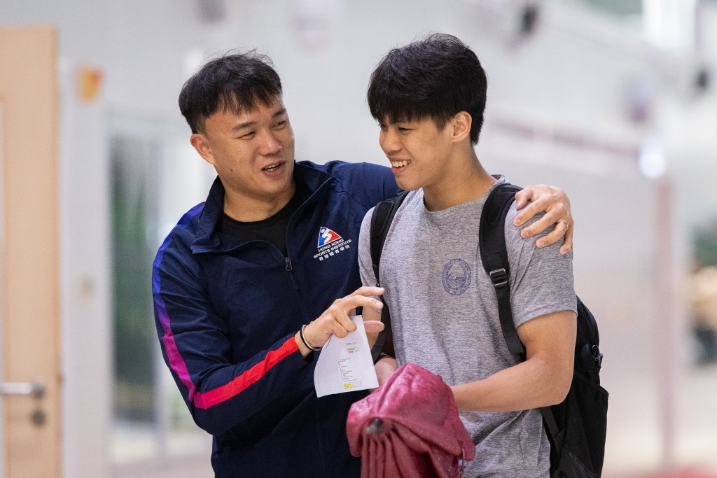 黃鍇威與運動員亦師亦友。 黃鍇威與運動員亦師亦友。