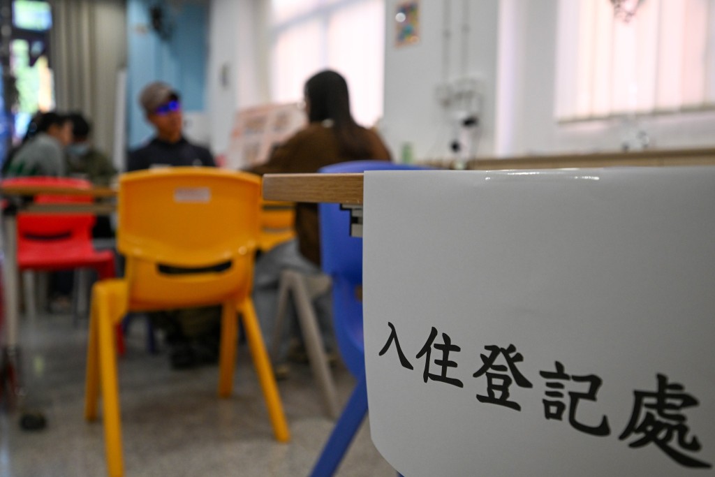 香港路德會迅速安排共83名居民入住，現場設有入住登記處。