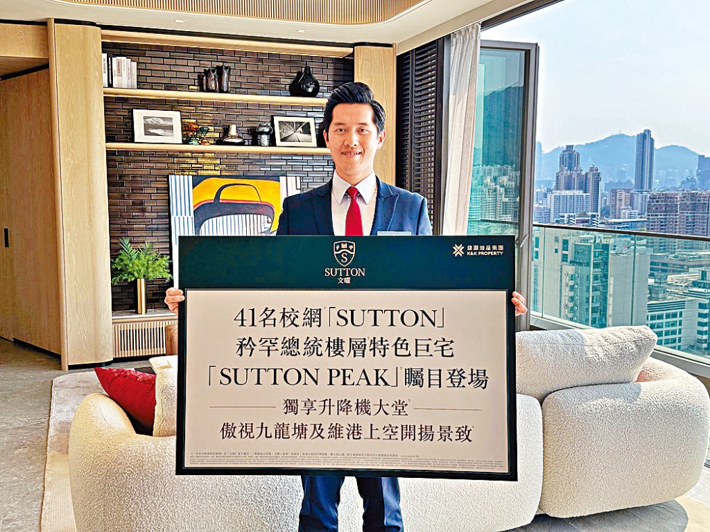 建灝鄭智荣指出,文曜昨日開放頂層天際特色戶供參觀,買家可獲贈車位。
