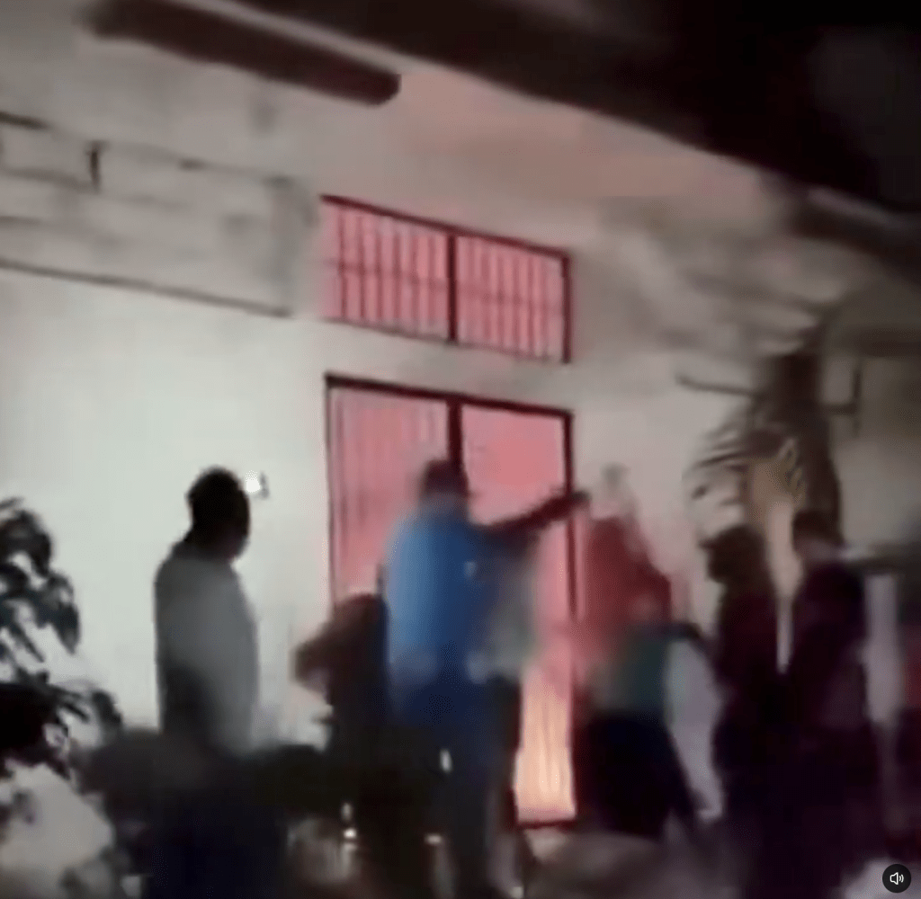 民眾闖入市政府拘留設施，強行將兩人帶走並施以私刑，造成一死一傷。X@QueCosaNoticias 