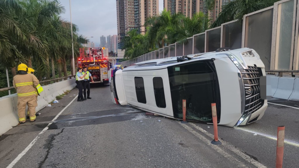 私家車翻側橫亙路中。黎志偉攝 私家車翻側橫亙路中。黎志偉攝