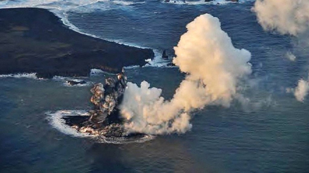學者警告，頻繁淺層地震之下，海底火山噴發風險升高。法新社示意圖