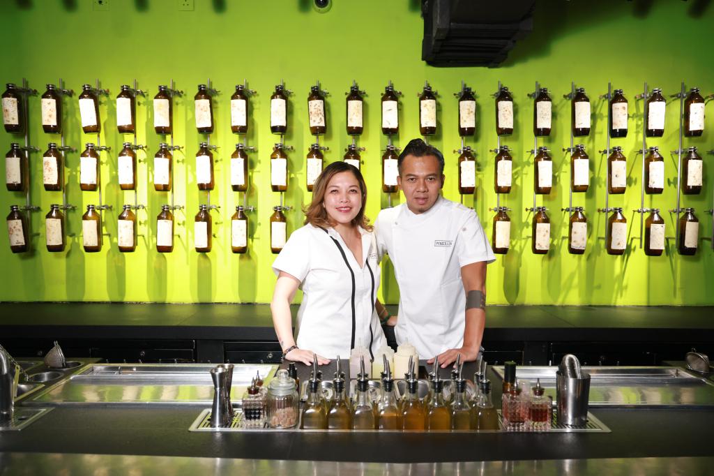 Laura Prabowo和Agung Prabowo開設環保主題酒吧PENICILLIN，希望顧客輕輕鬆鬆就能為環保作出貢獻。