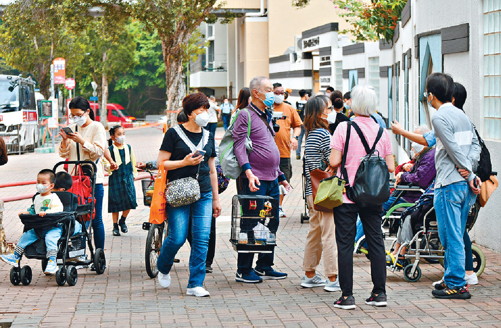 ■居民帶同寵物逃生。 ■居民帶同寵物逃生。