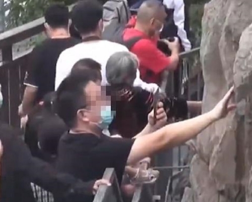 不少遊客不理景區規定,輪流觸摸佛像。網上圖片