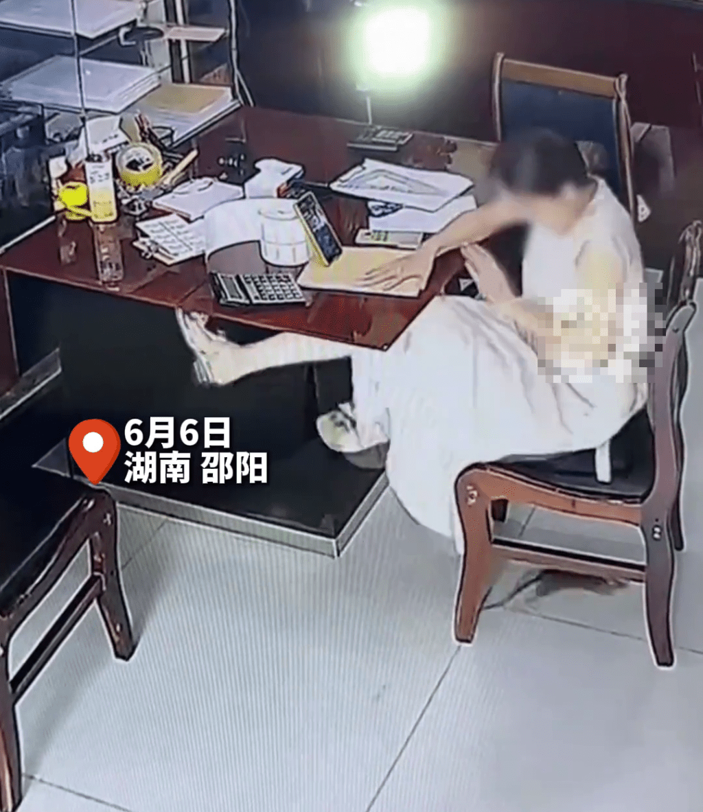 湖南女子專註工作期間遭老鼠偷襲咬腳「彈起」。 千里眼