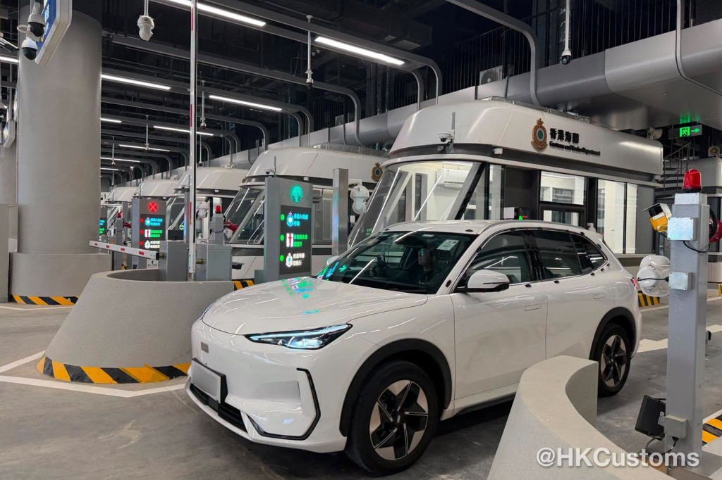 香港海關署理關長胡偉軍前往「聯合一站式」車道視察各項車道測試。FB：香港海關