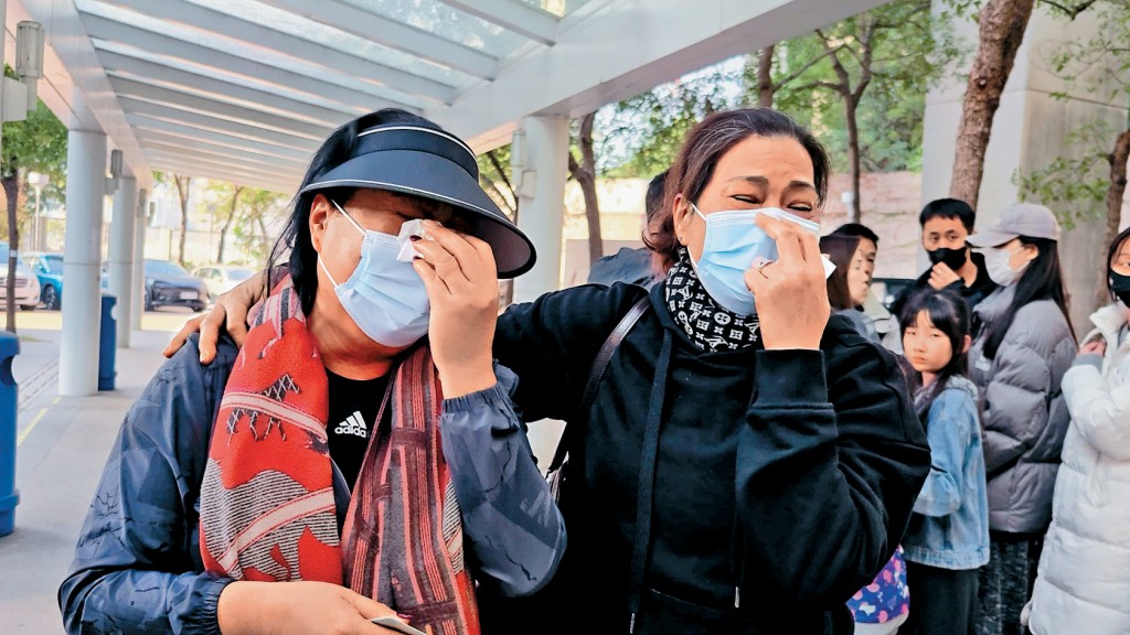 姓裴男死者的母親（左）及女親友到殮房認屍時傷心不已。