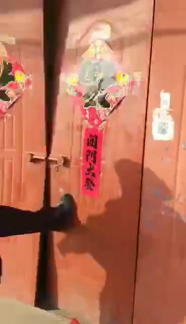 執法者強行破門進入一住戶。(網圖) 
