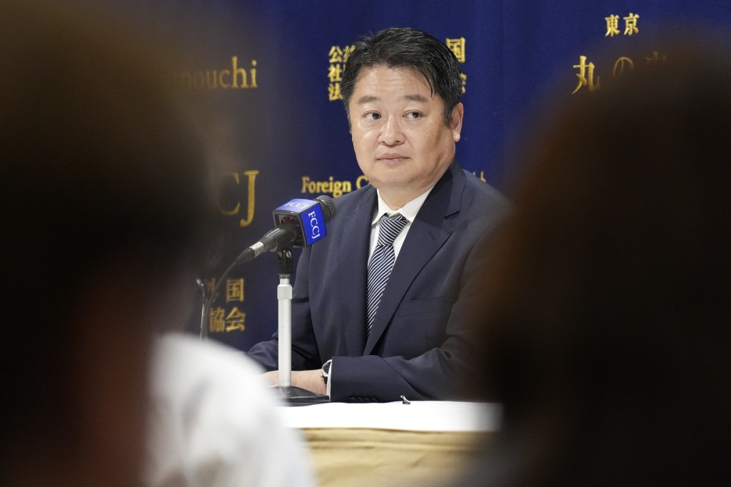 山梨县知事长崎幸太郎在记者会上宣布限制登富士山措施。美联社