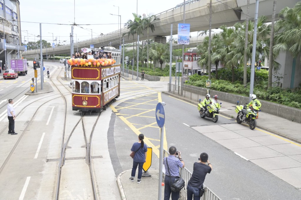 車上和沿途的姜糖不斷高呼「姜濤，生日快樂」，又唱生日歌。