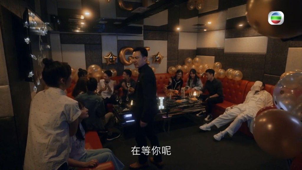 陳山聰（右一）飾演「金牌經理人」王一言，昨晚一出場就飲醉。
